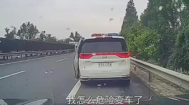 有人戴恐怖面具吓高速车辆 当地回应据报道，有人在高速公路上戴恐怖面具吓唬过往车辆，这是一种非常危险和不负责任的行为。这种行为不仅可能导致被吓到的司机产生恐慌和惊慌失措，还可能导致交通事故的发生。