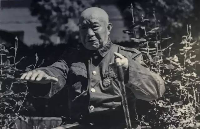 起立鼓掌敬抗战老兵致敬抗战老兵，起立鼓掌，铭记英雄