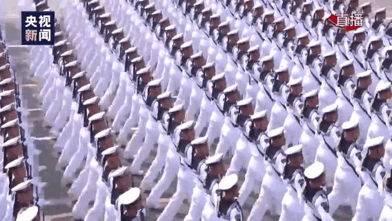 震撼！45张动图带你重温阅兵1. 解放军三军仪仗队通过天安门，步伐铿锵有力。