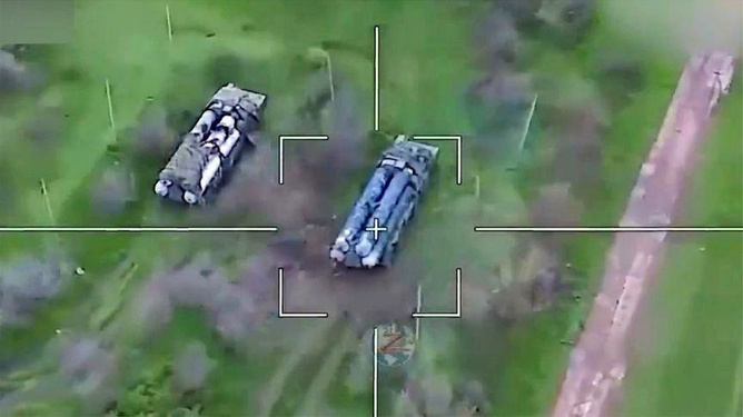 俄军S300被乌无人机摧毁后剧烈殉爆俄军S-300防空系统在乌克兰遭遇无人机摧毁，剧烈殉爆背后的故事